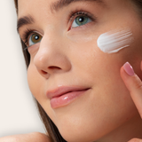 adolescente étalant de la créme hydratante sur le visage