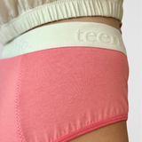 détail d'une culotte menstruelle ado pour flux modéré à abondant modèle hipster coloris rose