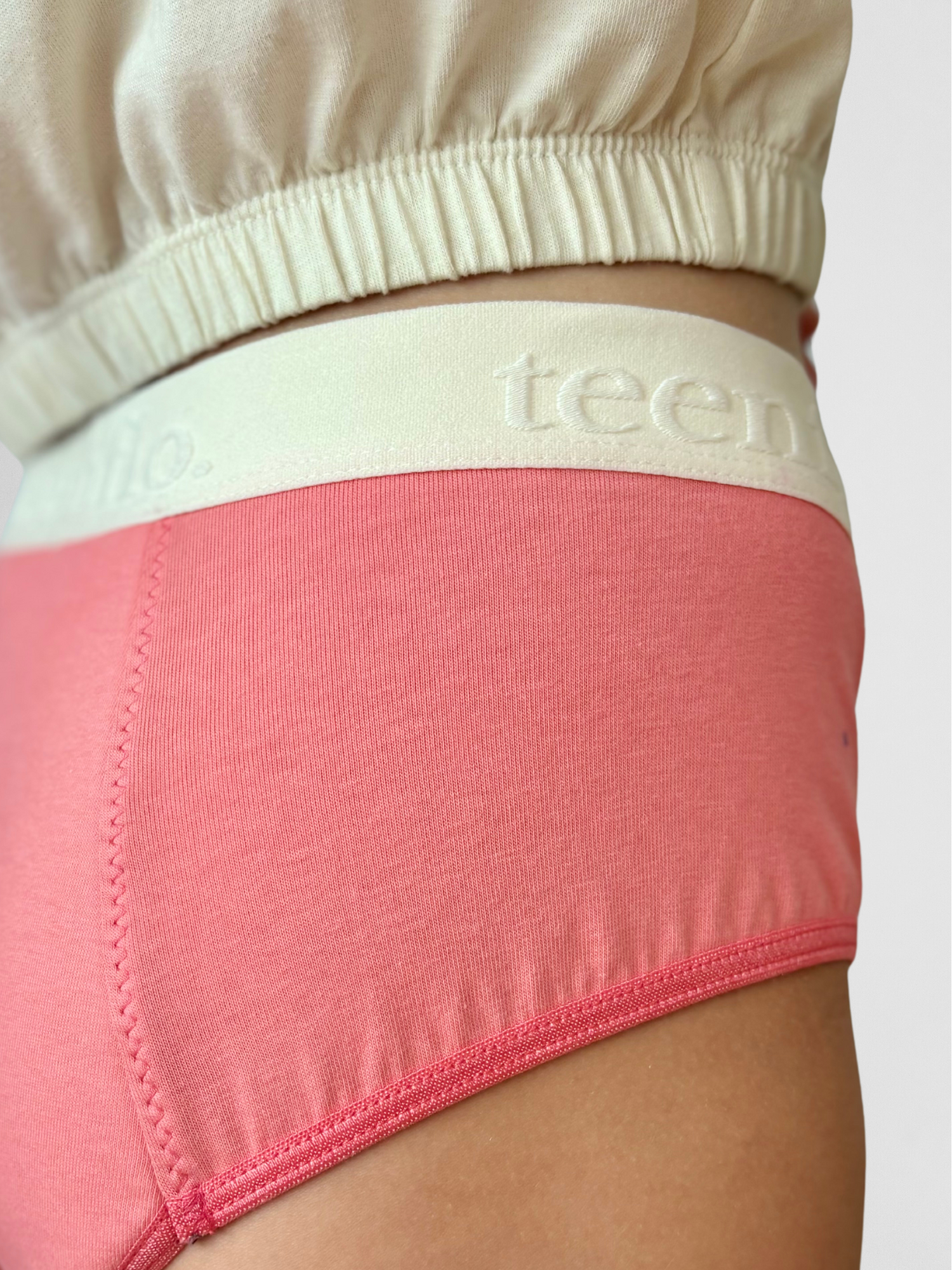 détail d'une culotte menstruelle ado pour flux modéré à abondant modèle hipster coloris rose