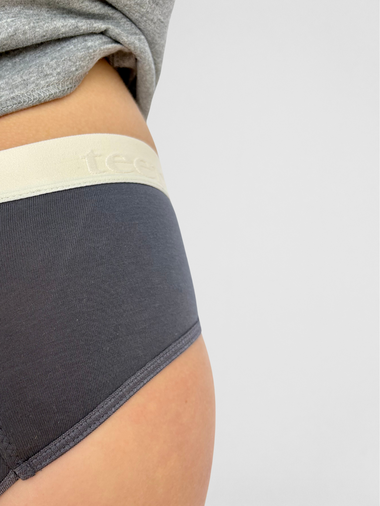 culotte menstruelle ado pour flux menstruel moyen à abondant modèle hipster coloris gris focus matière