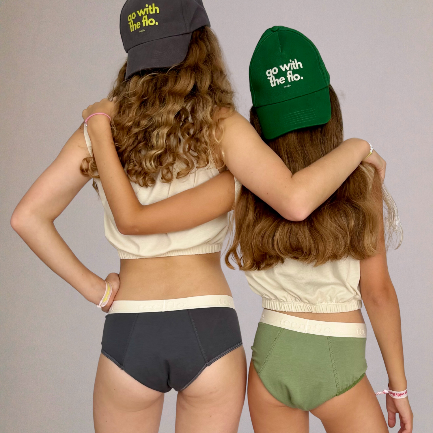 jeunes filles portant une culotte menstruelle de la marque teenflo de coloris kaki et gris