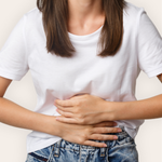 ado se tenant le ventre à cause de douleurs menstruelles