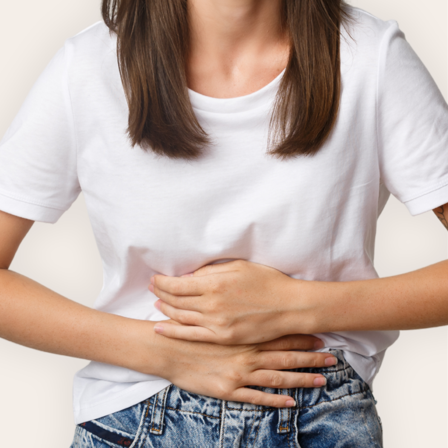 ado se tenant le ventre à cause de douleurs menstruelles