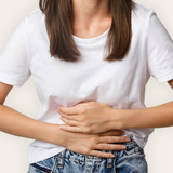 ado se tenant le ventre à cause de douleurs menstruelles