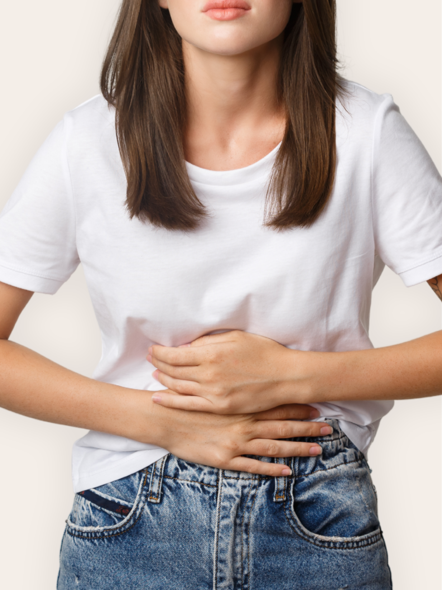 ado se tenant le ventre à cause de douleurs menstruelles