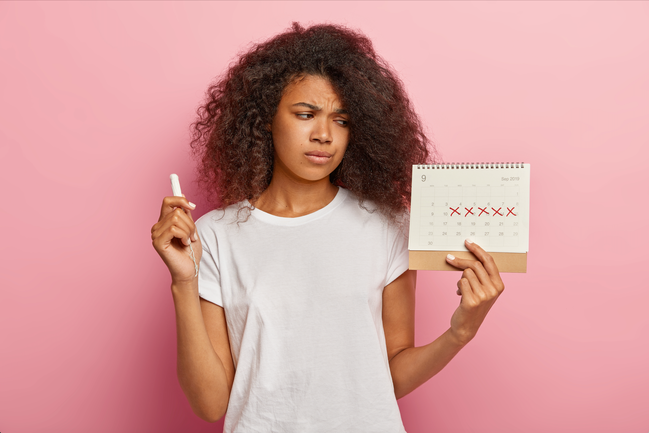 jeune fille qui s'interroge sur son cycle menstruel