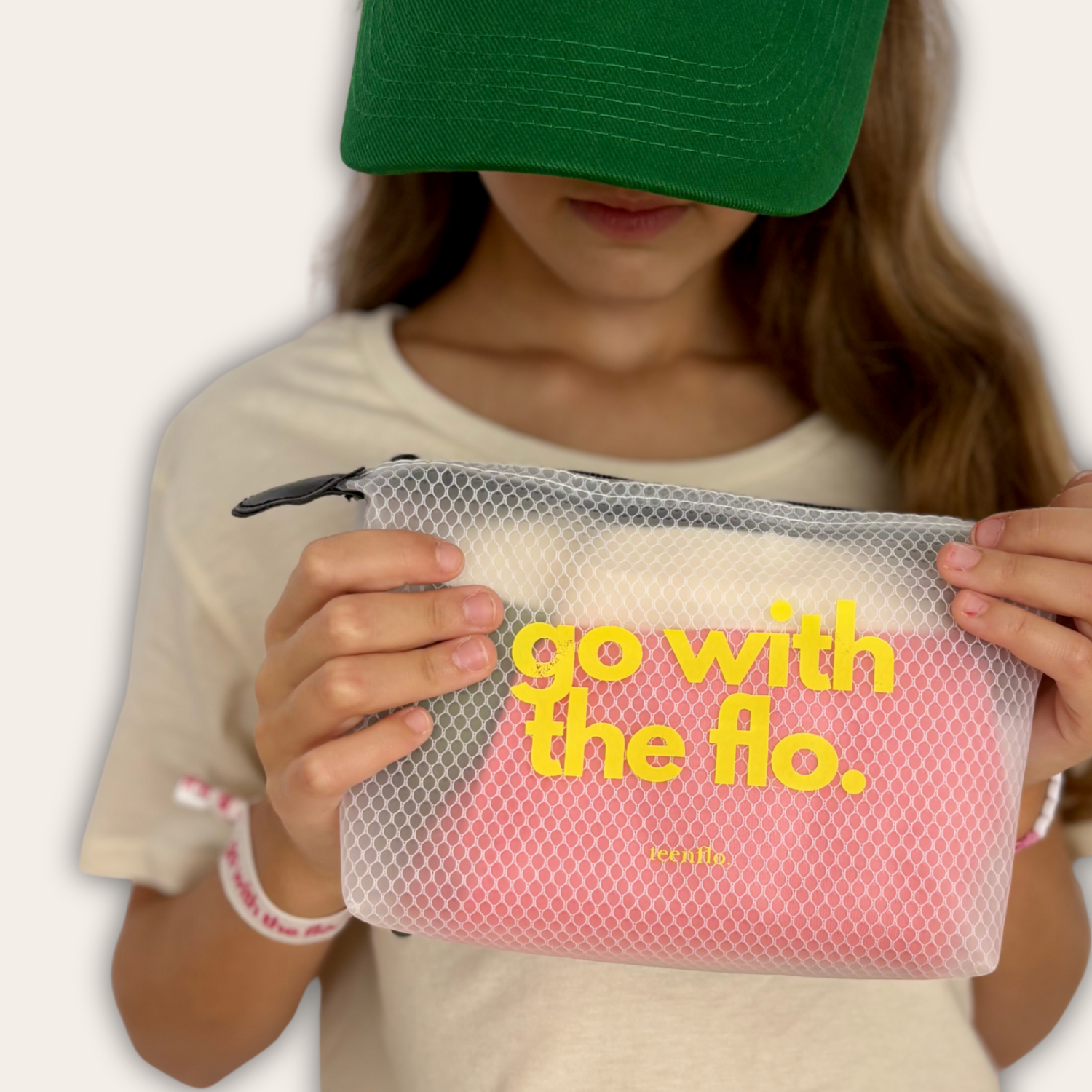 jeune fille tenant une trousse transparente dans les mains