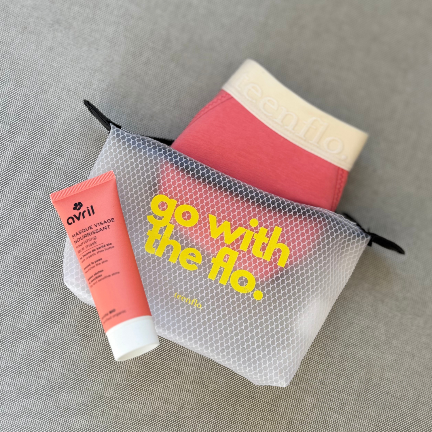 culotte et tube de creme dans une pochette a logo jaune