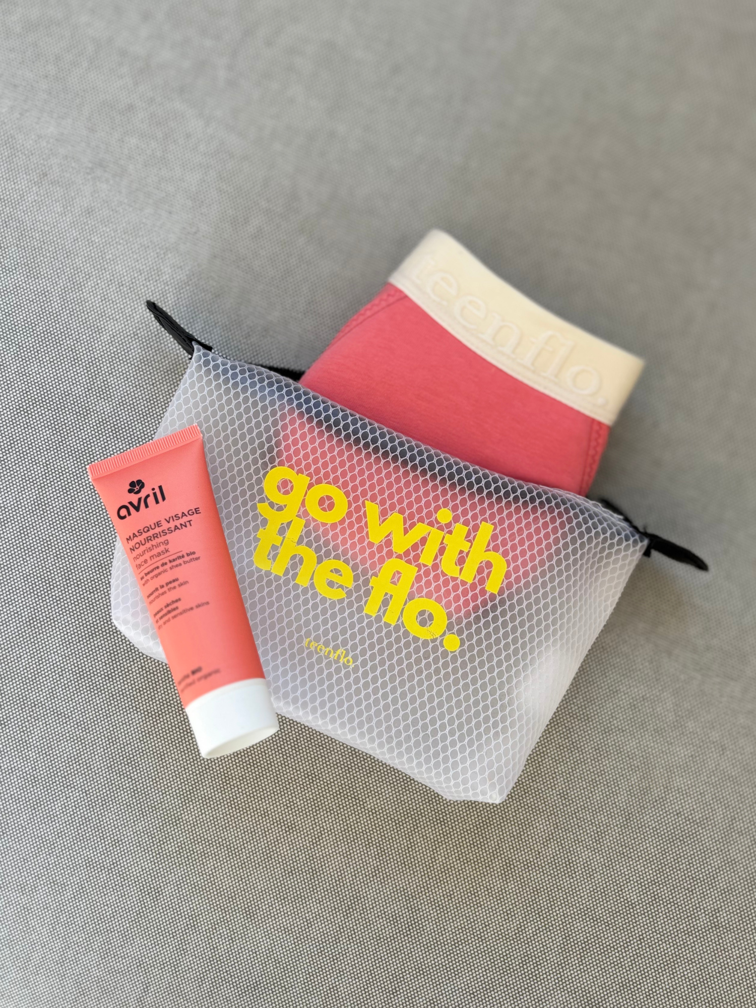 culotte et tube de creme dans une pochette a logo jaune
